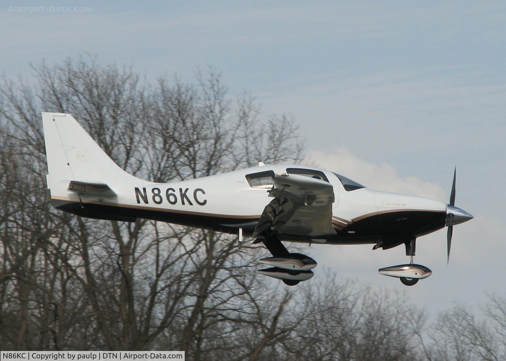 N86KC, 2006 Columbia Aircraft Mfg LC41-550FG C/N 41617, Landing on runway 14 at the Shreveport Downtown airport.