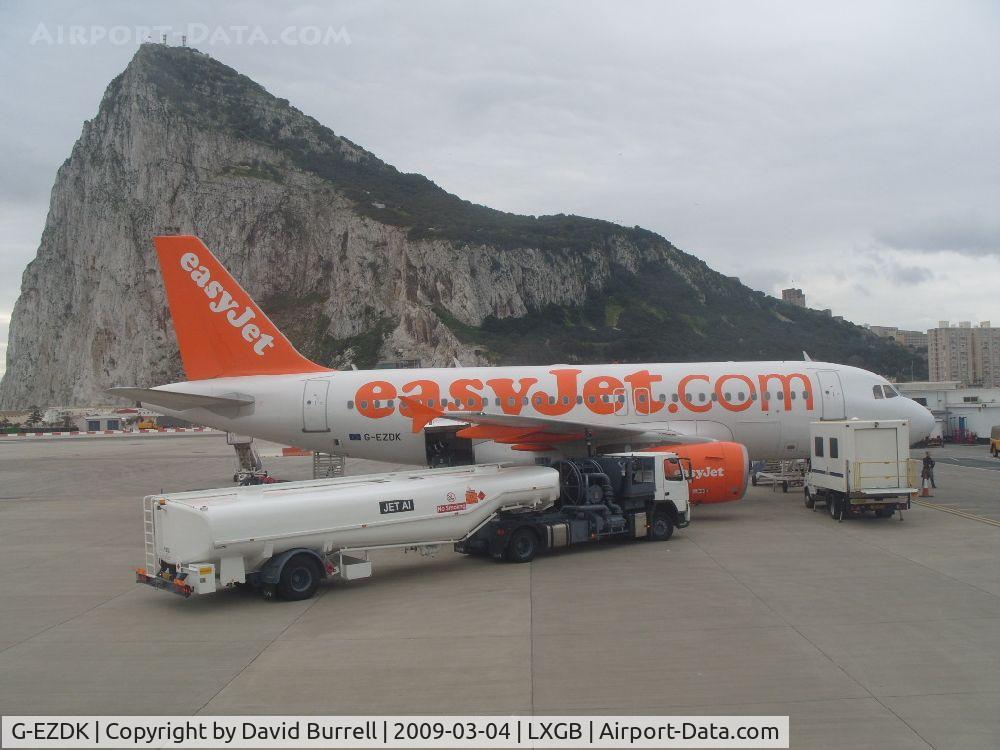G-EZDK, 2008 Airbus A319-111 C/N 3555, Easy Jet - Airbus 319 and refueller