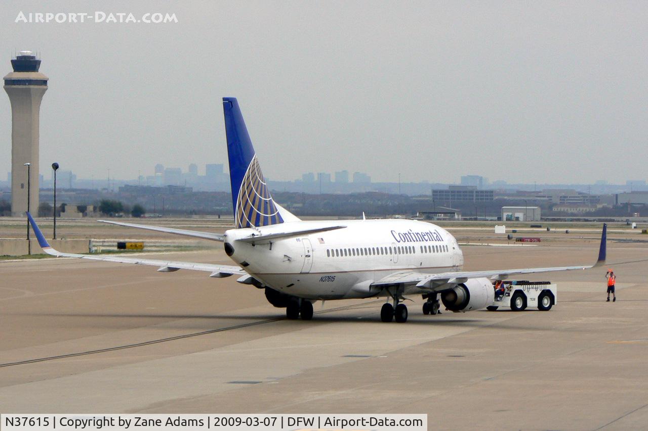 N37615, 1994 Boeing 737-524 C/N 27328, Contintental Airlines leaving the gate at DFW
