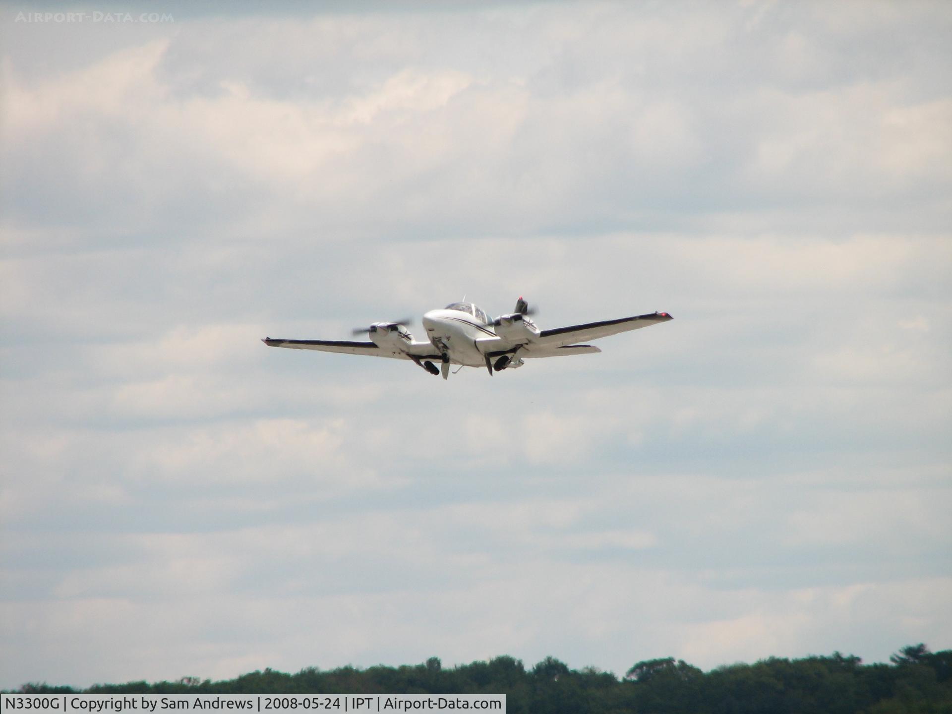 N3300G, 1977 Beech 58 Baron C/N TH-869, Leaving
