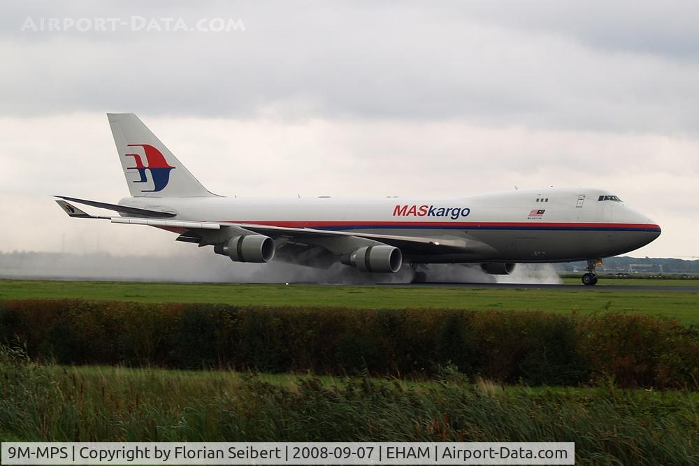 9M-MPS, 2006 Boeing 747-4H6F C/N 29902, A very wet Polderbaan