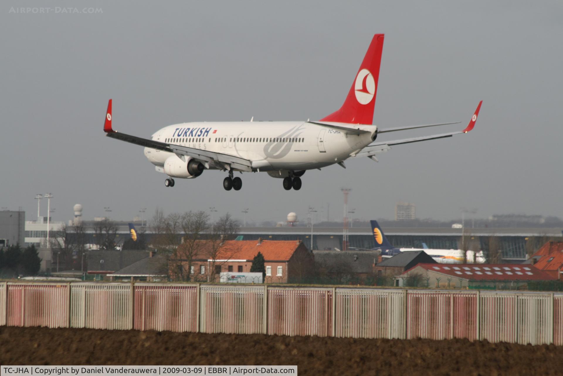 TC-JHA, 2008 Boeing 737-8F2 C/N 35740, flight TK1937 is descending to rwy 25L