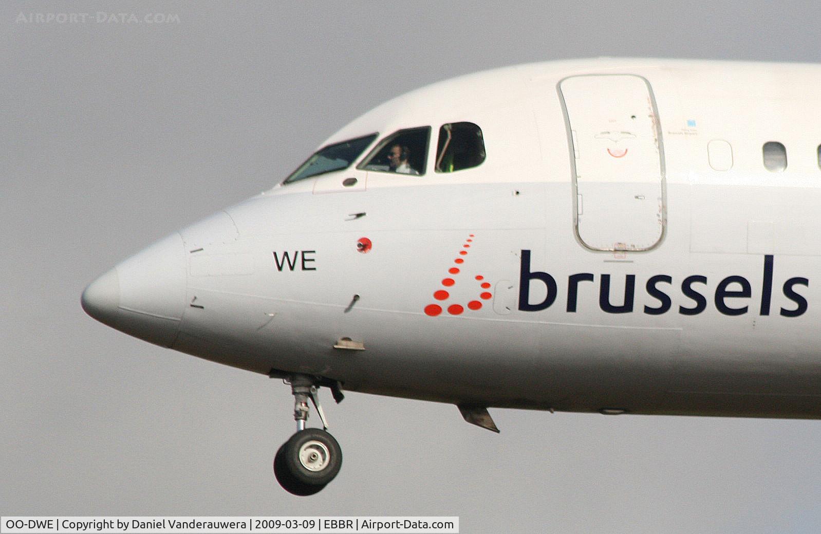 OO-DWE, 1998 British Aerospace Avro 146-RJ100 C/N E3327, arrival of flight SN3200 to rwy 25L