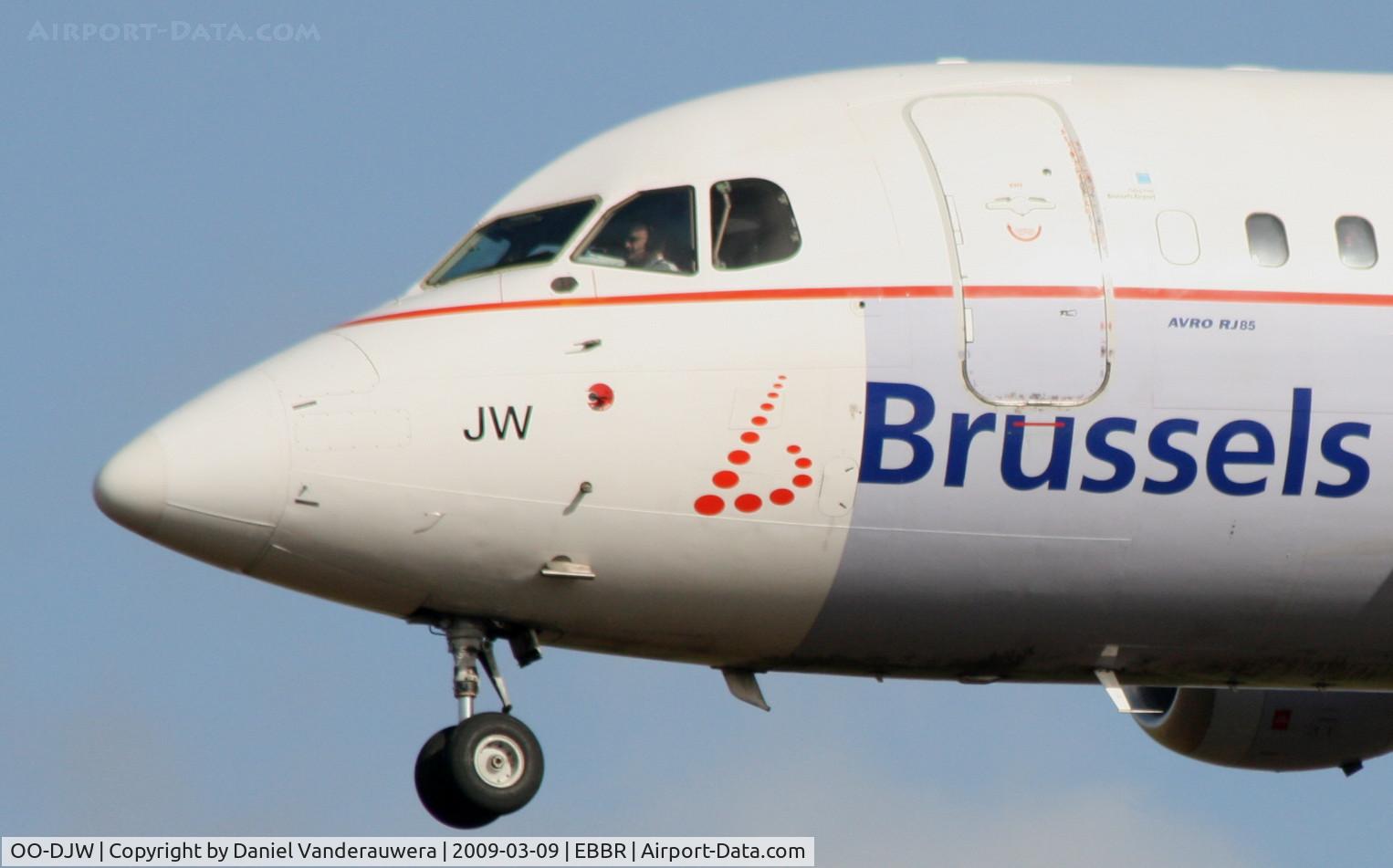 OO-DJW, 1996 British Aerospace Avro 146-RJ85 C/N E.2296, arrival of flight SN3154 to rwy 25L