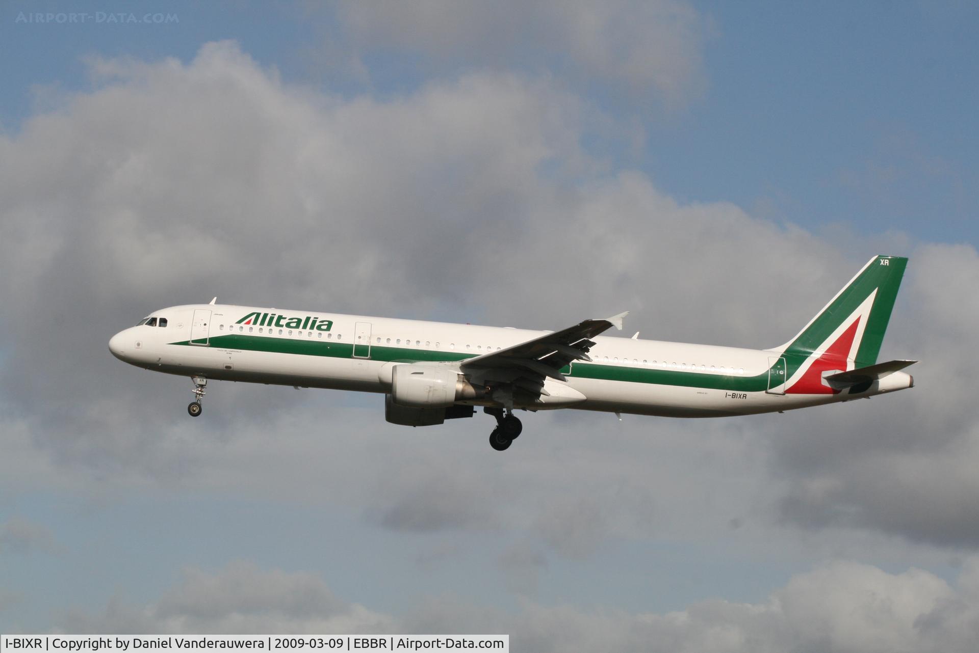 I-BIXR, 1997 Airbus A321-112 C/N 593, flight AZ156 is descending to rwy 25L