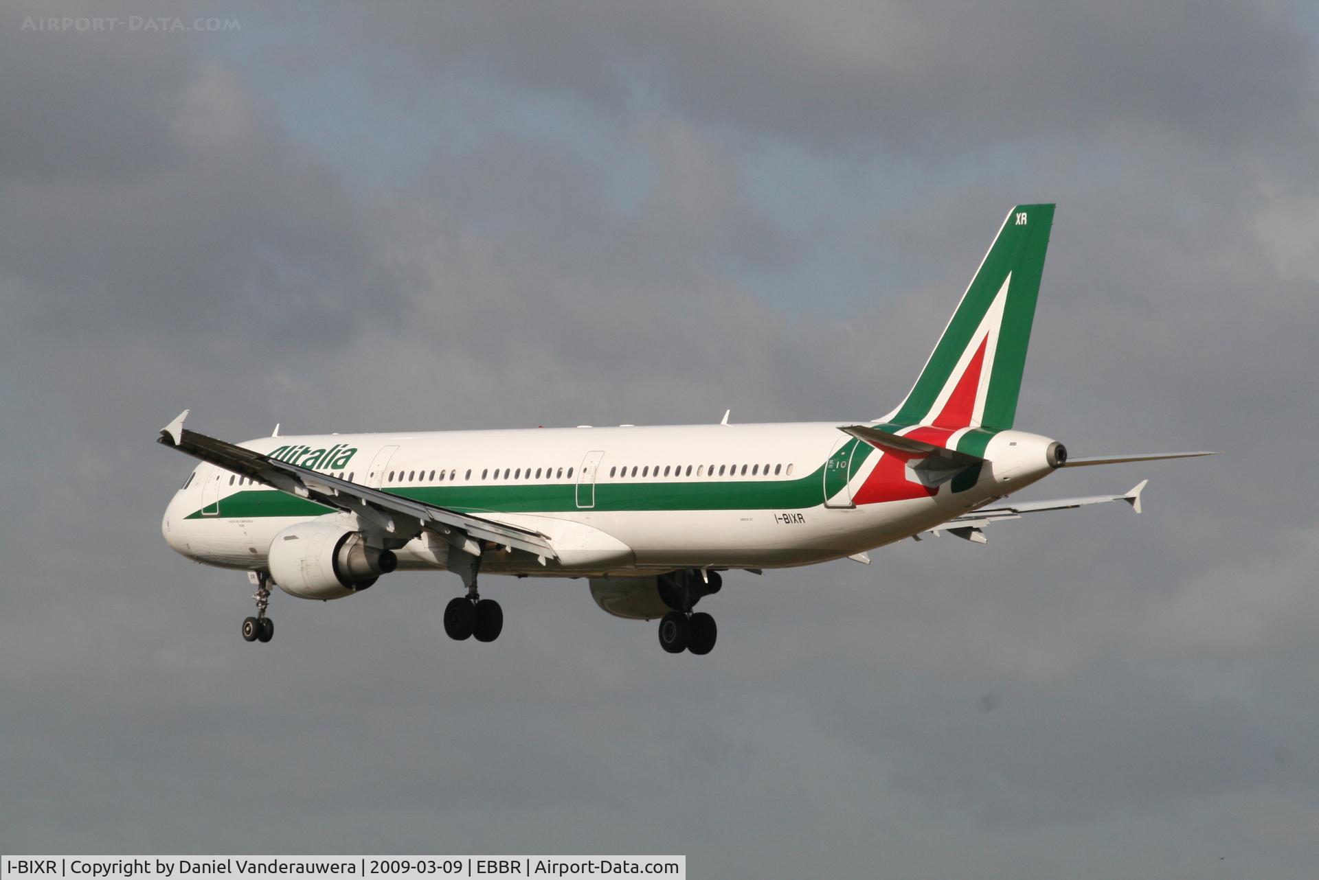 I-BIXR, 1997 Airbus A321-112 C/N 593, several seconds before landing on rwy 25L