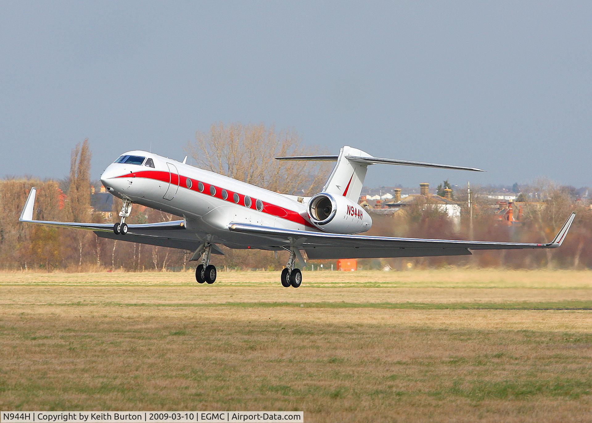 N944H, 2003 Gulfstream Aerospace G-V C/N 5016, Departing to Paris Le Bourget.