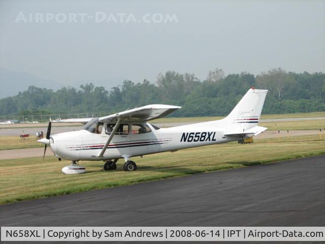 N658XL, 1997 Cessna 172R C/N 17280096, Going for the parking place.