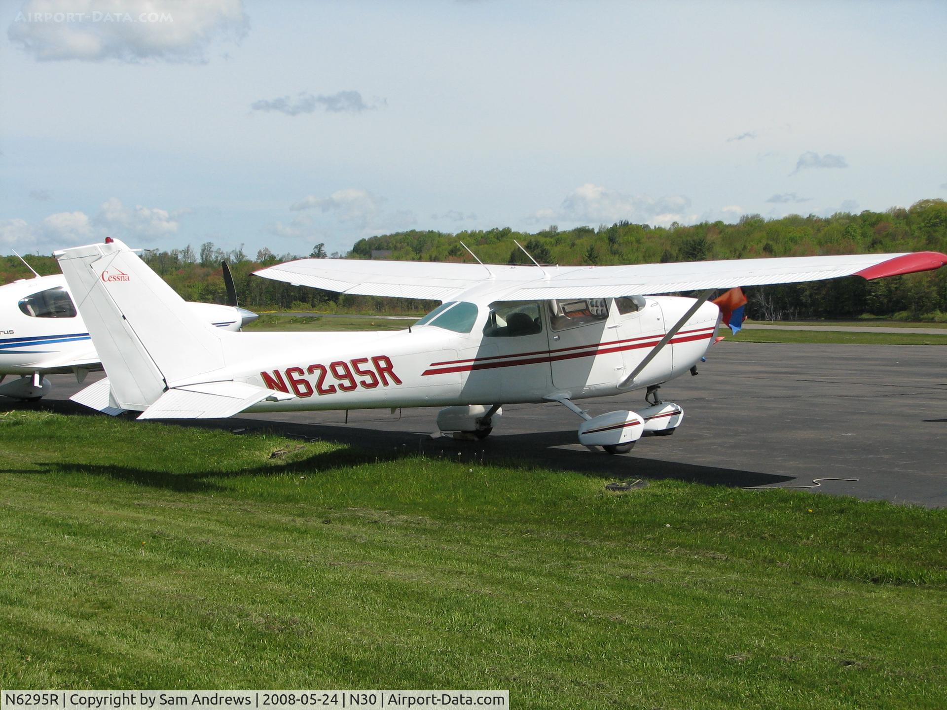 N6295R, Cessna 172N C/N 17272598, I like my picture, taken at Cherry Ridge Airport, better than Dan's.  I probably took it on a cooler day though.  Sorry Dan.