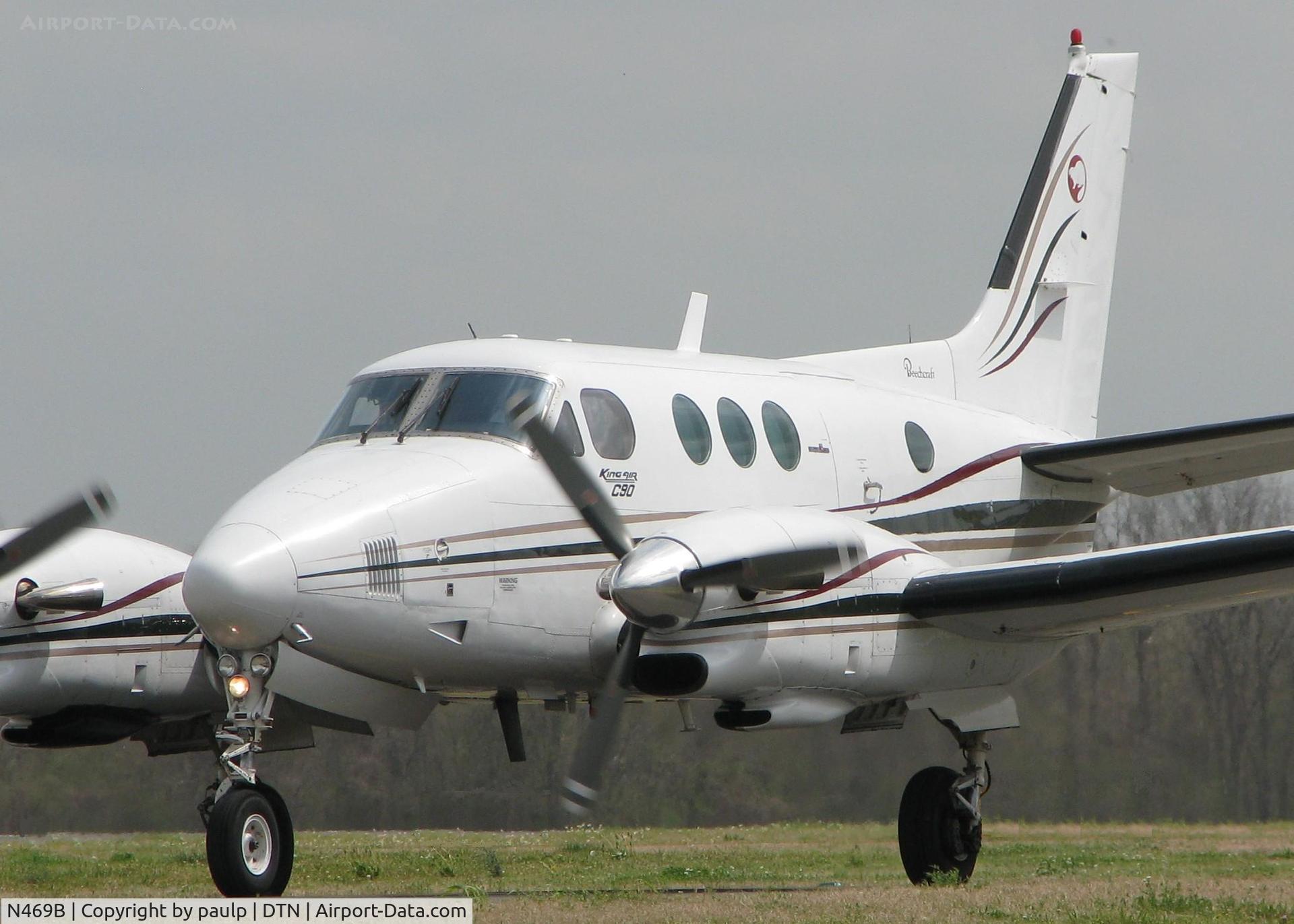 N469B, 1978 Beech C90 King Air C/N LJ-803, Taxiing to the active at Shreveport Downtown Airport.