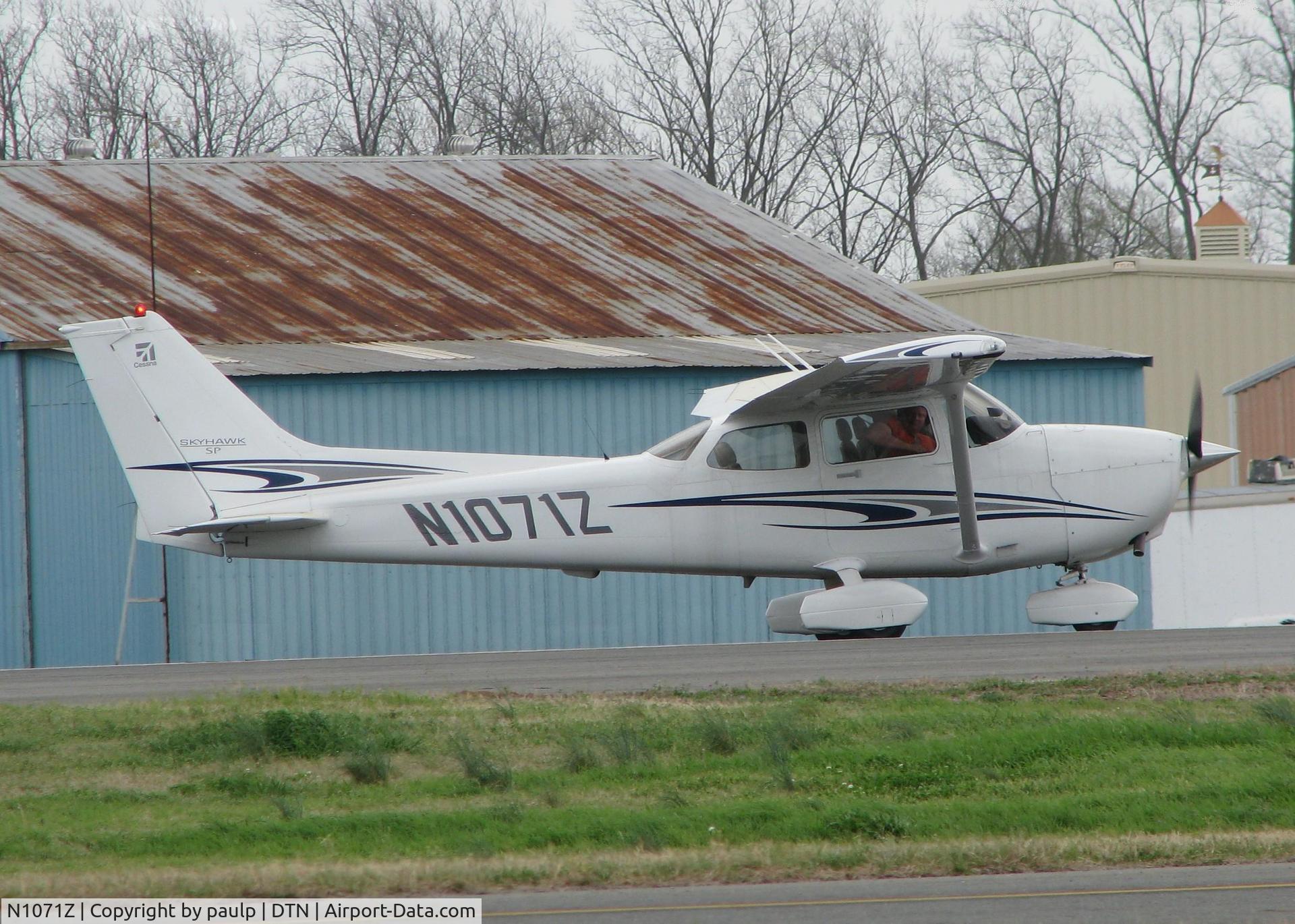 N1071Z, 2005 Cessna 172S Skyhawk SP C/N 172S9826, Turning onto runway 14 for take off at the Shreveport Downtown airport.