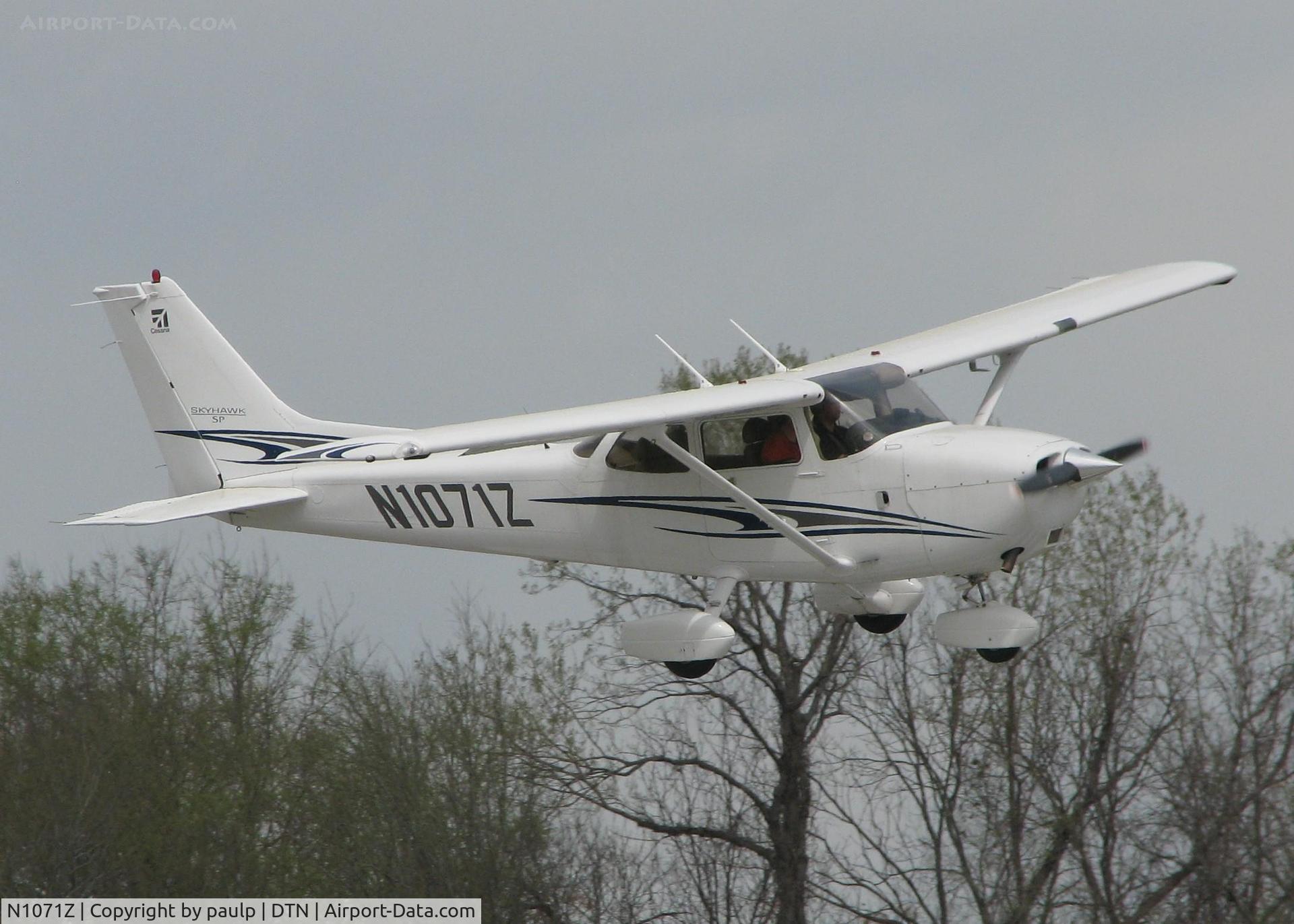N1071Z, 2005 Cessna 172S Skyhawk SP C/N 172S9826, Landing on runway 14 at the Shreveport Downtown airport on a windy day.