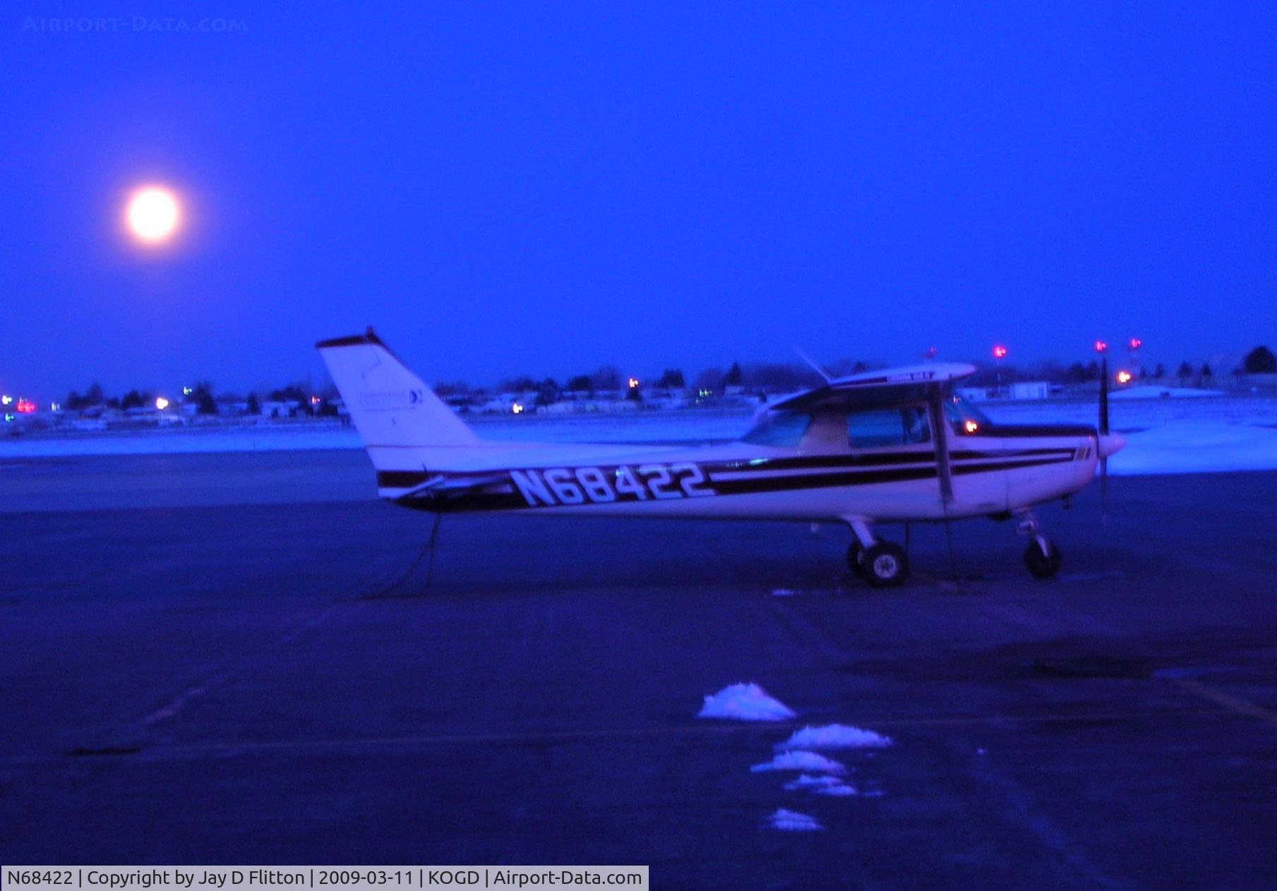 N68422, Cessna 152 C/N 15282291, Moonset at dawn