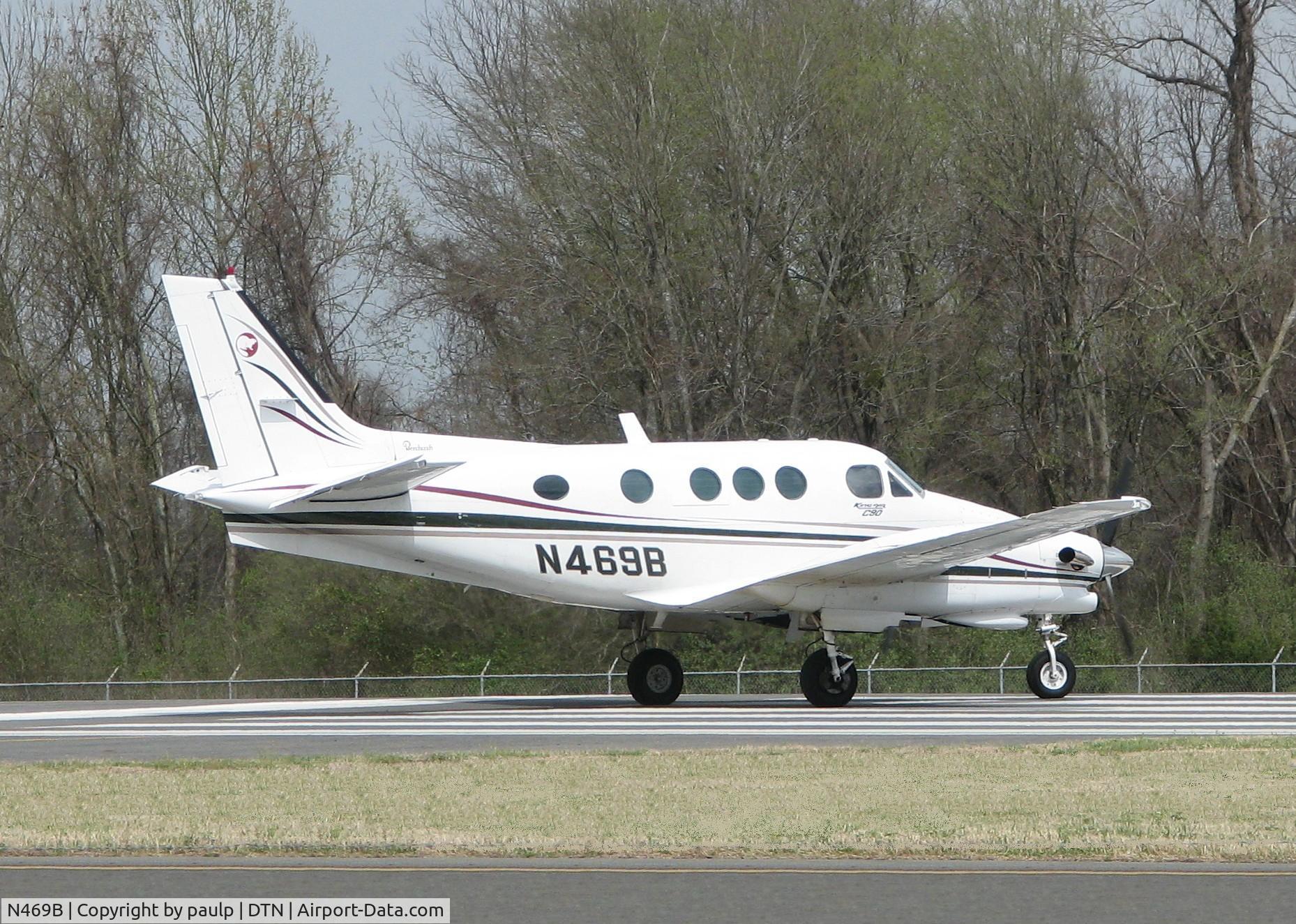 N469B, 1978 Beech C90 King Air C/N LJ-803, Turning onto Rwy 14 at the Shreveport Downtown airport.