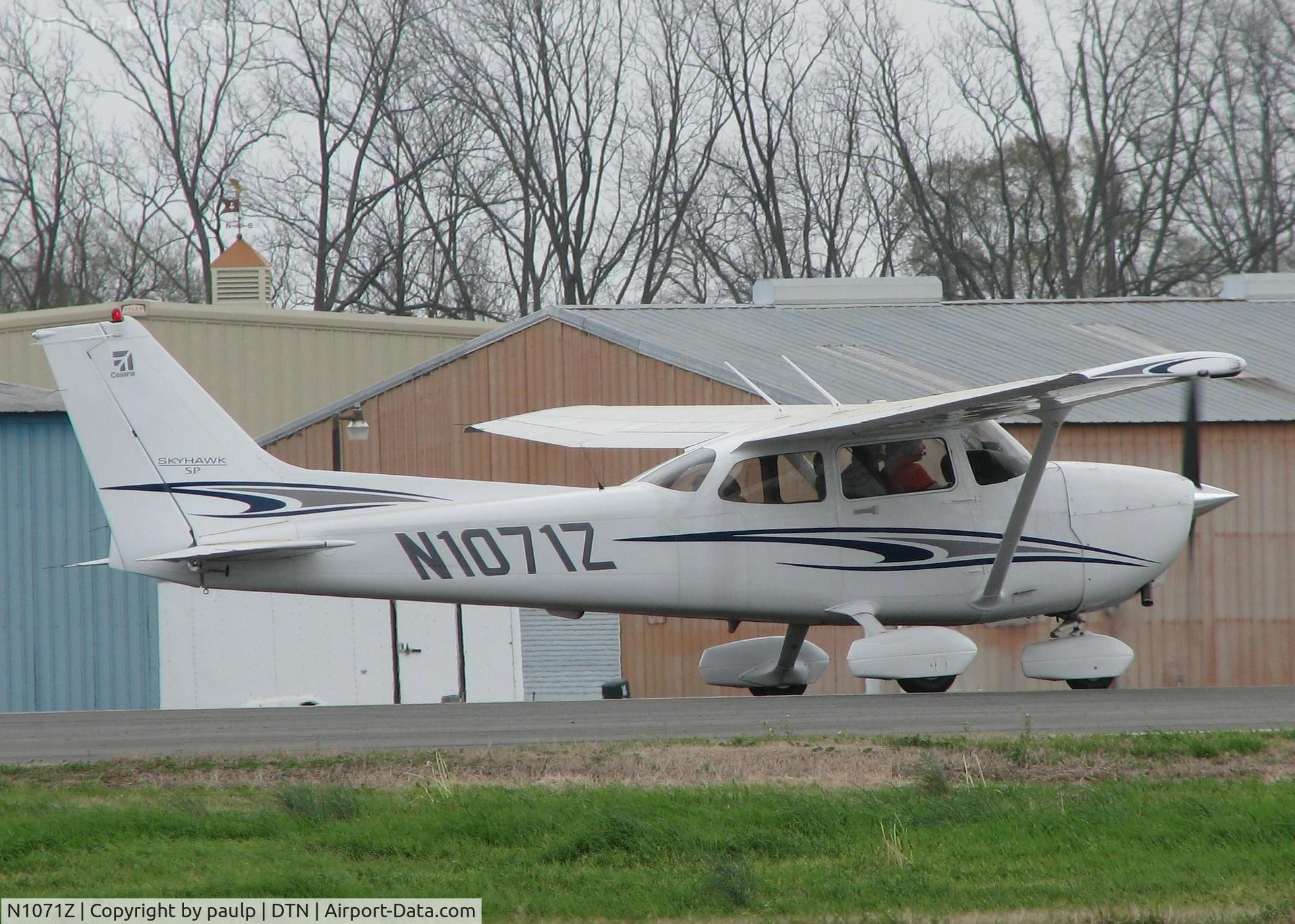 N1071Z, 2005 Cessna 172S Skyhawk SP C/N 172S9826, Rolling down runway 14 at the Shreveport Downtown airport.