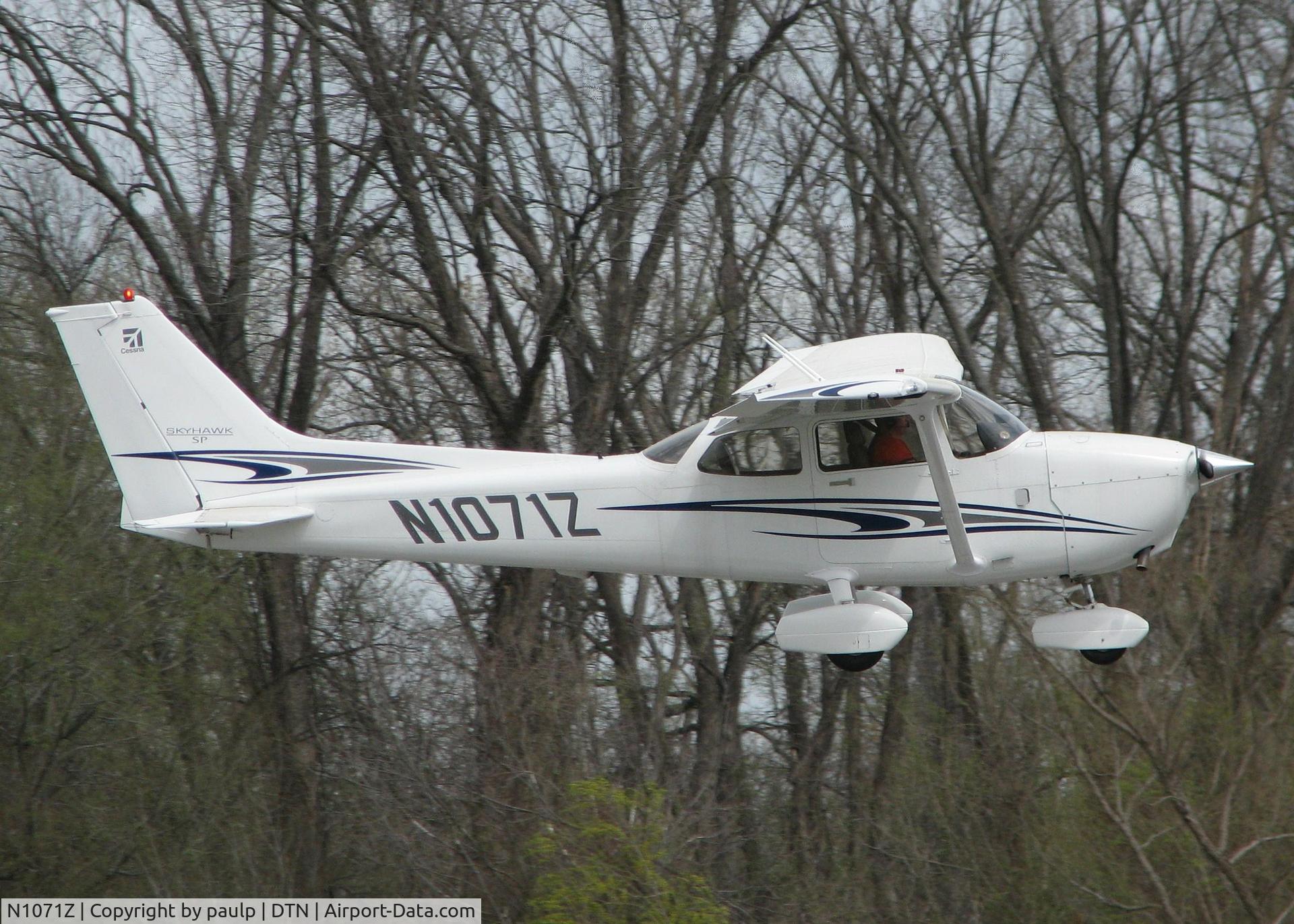 N1071Z, 2005 Cessna 172S Skyhawk SP C/N 172S9826, Landing on runway 14 at Downtown Shreveport.