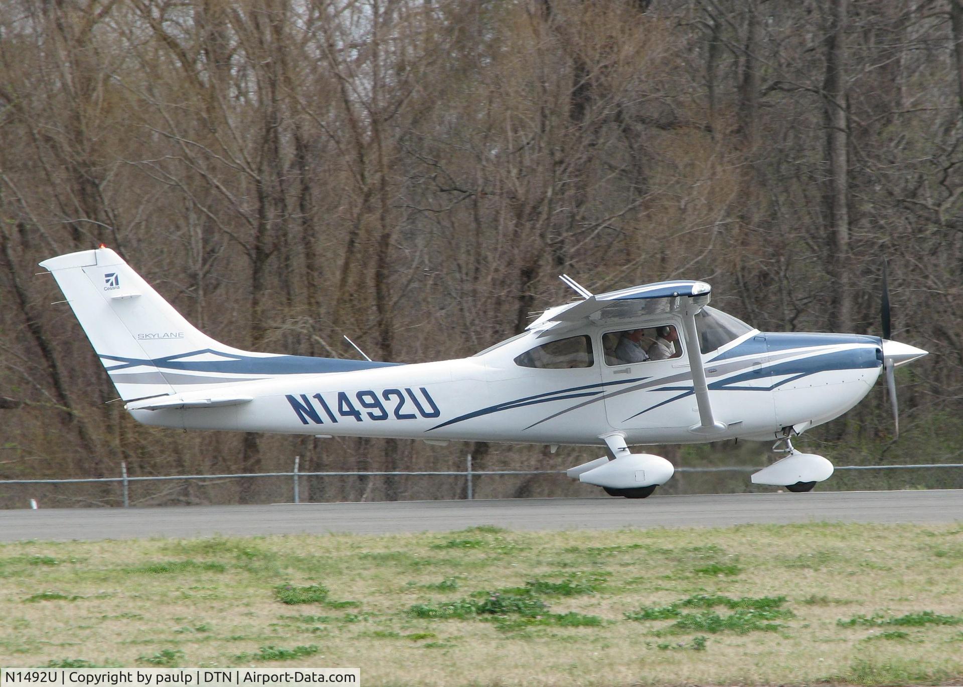 N1492U, 2007 Cessna 182T Skylane C/N 18281962, Starting to roll down runway 14 at the Shreveport Downtown airport.
