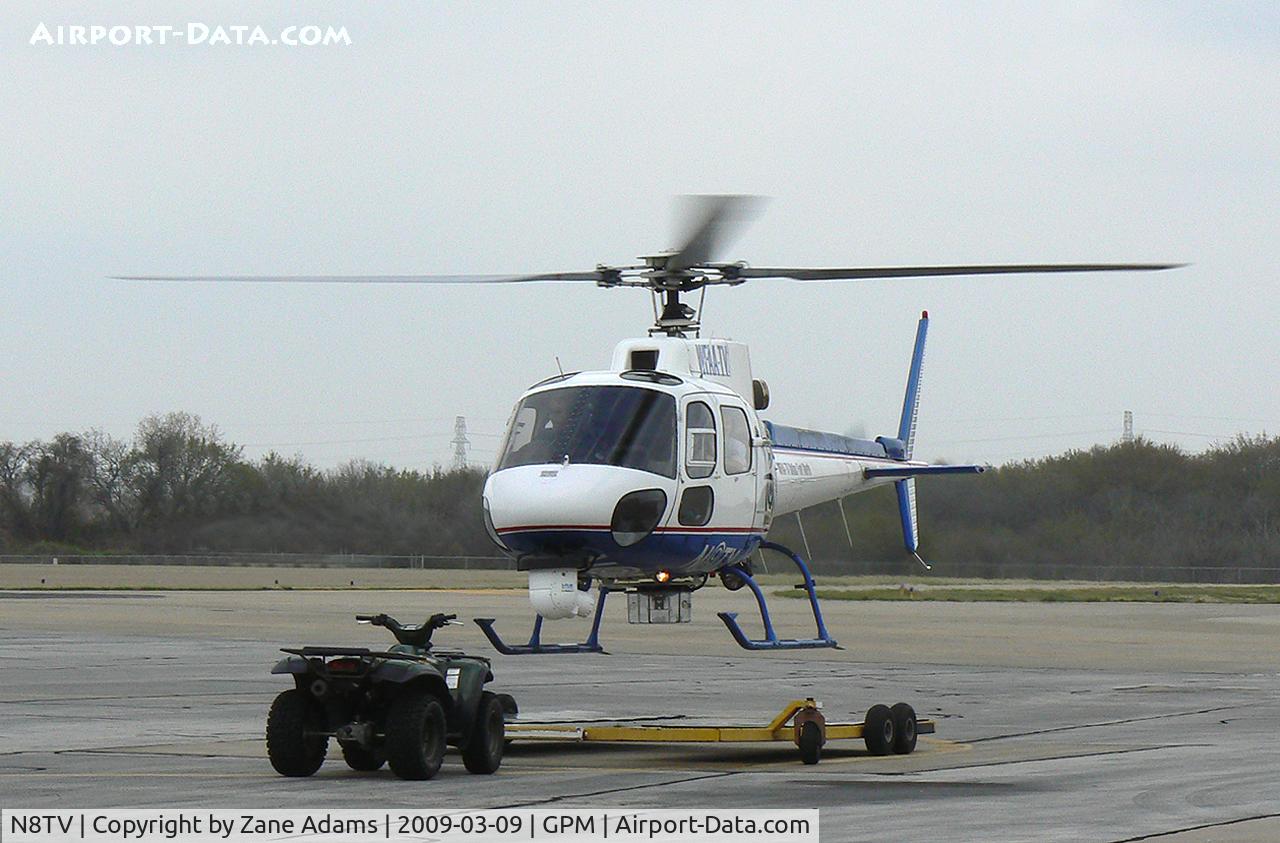 N8TV, 1993 Eurocopter AS-350BA Ecureuil C/N 2711, WFAA ABC Channel 8 helicopter landing on the trailer.