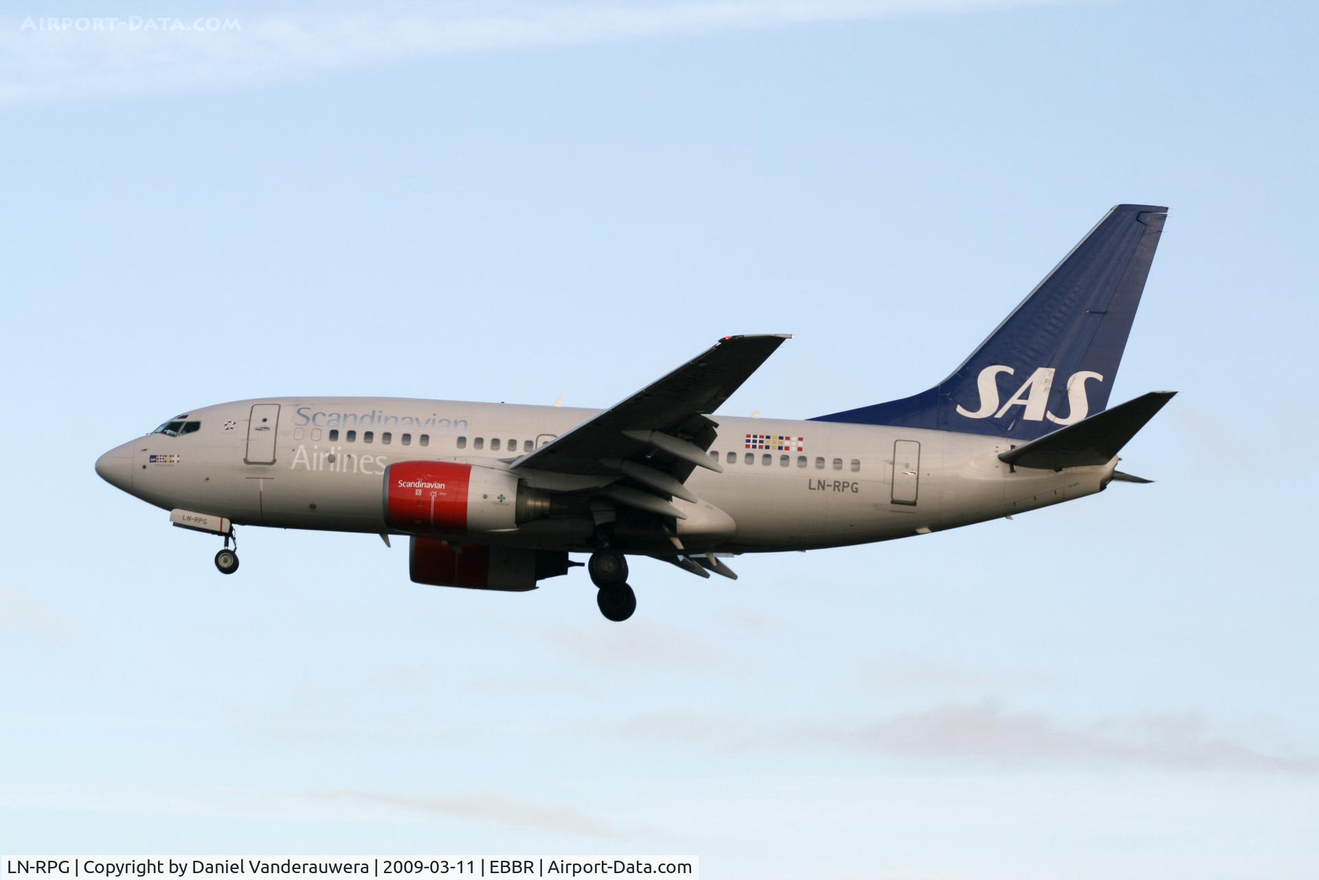 LN-RPG, 1999 Boeing 737-683 C/N 28310, arrival of flight SK589 to rwy 25L