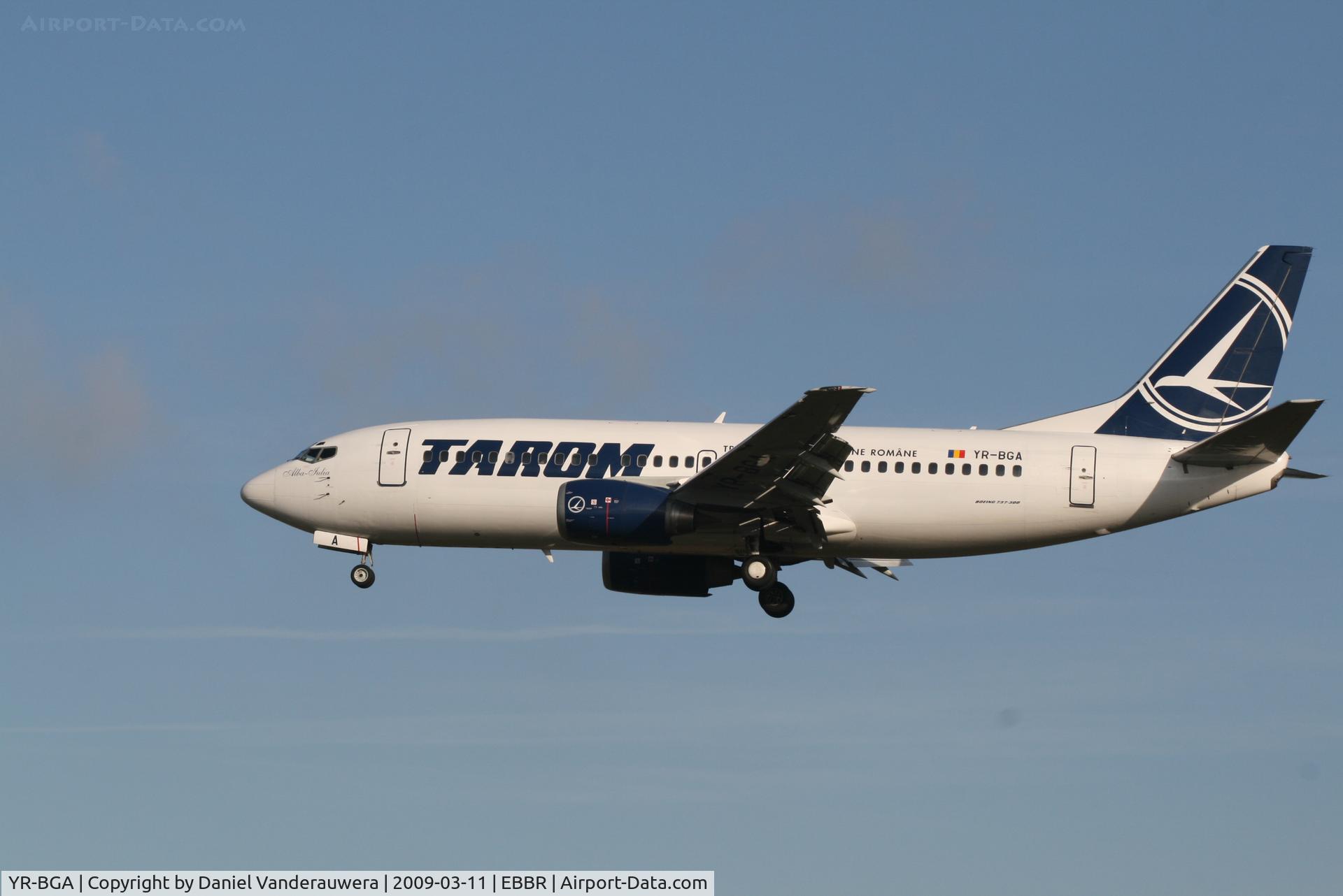 YR-BGA, 1993 Boeing 737-38J C/N 27179, flight RO371 is descending to rwy 25L