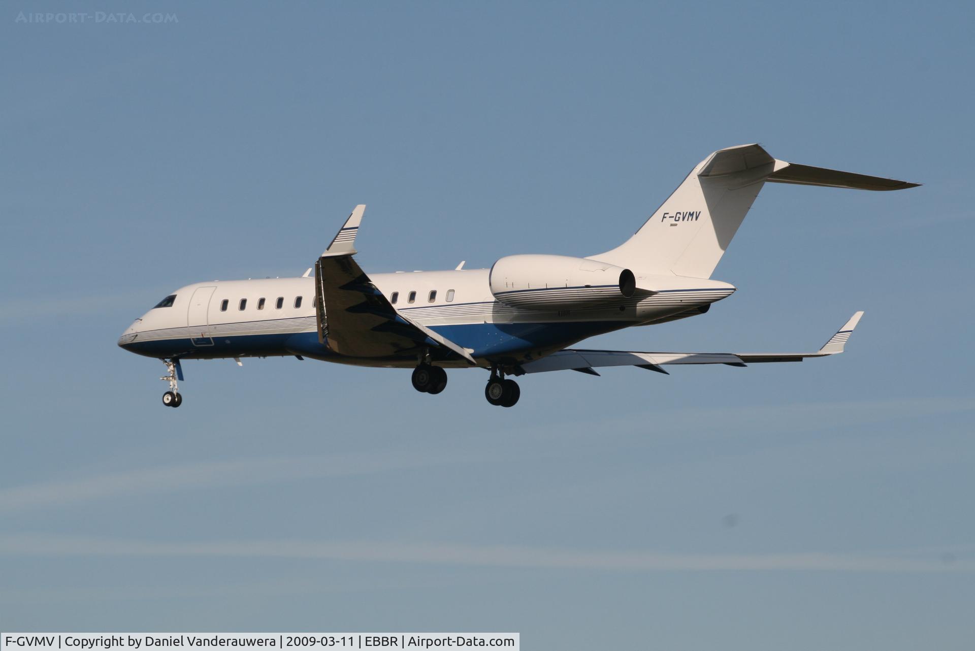 F-GVMV, 2006 Bombardier BD-700-1A10 Global Express XRS C/N 9202, descending to rwy 25L