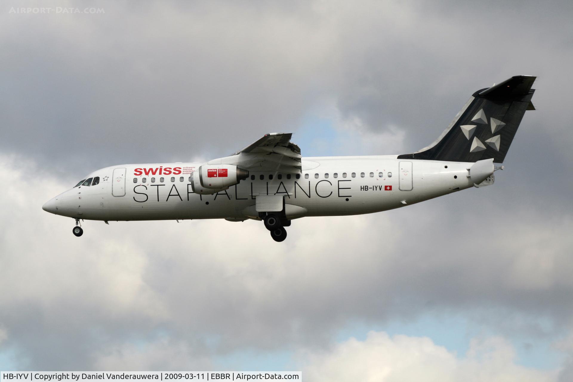 HB-IYV, 2000 British Aerospace Avro 146-RJ100 C/N E3377, arrival of flight LX778 to rwy 25L