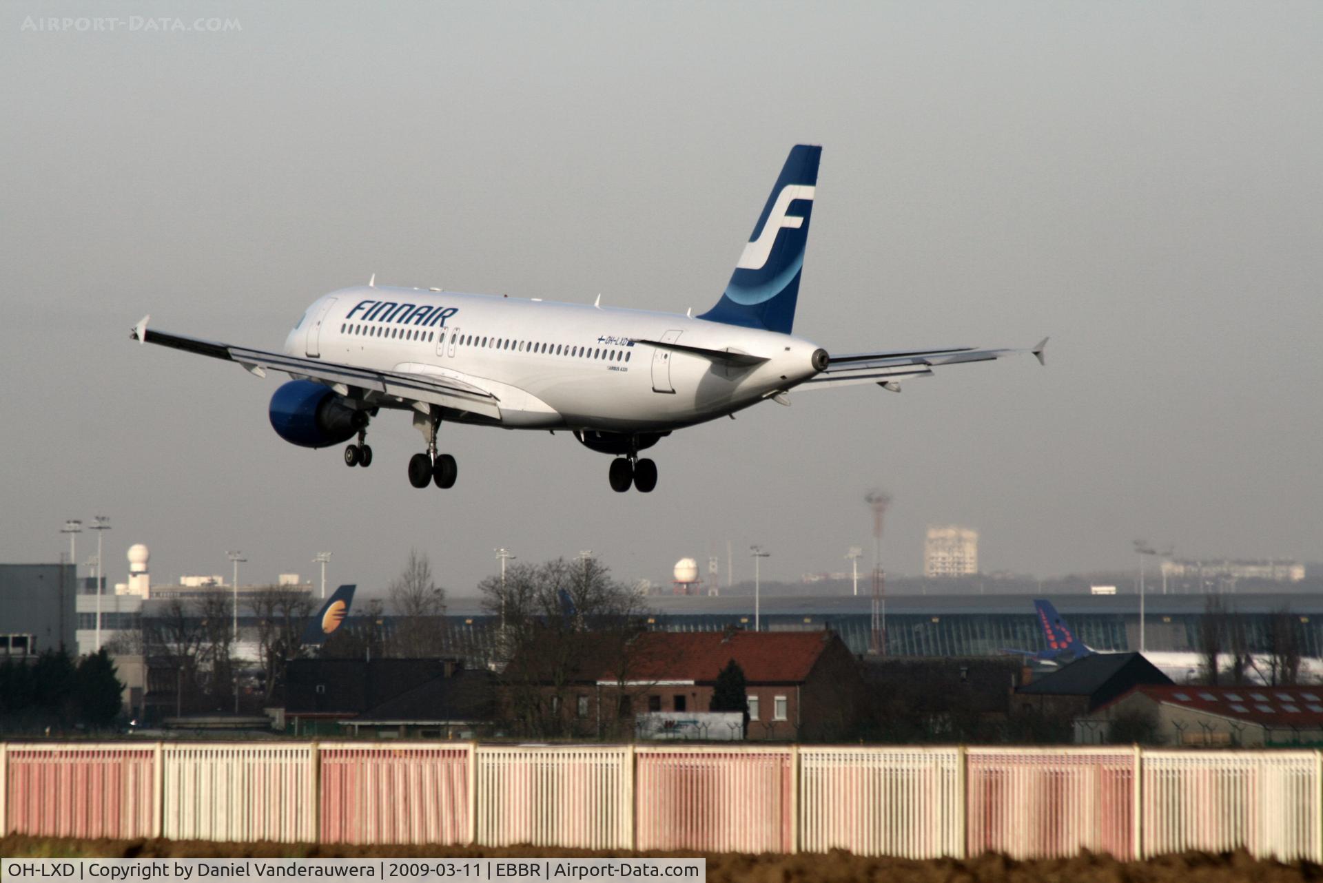 OH-LXD, 2001 Airbus A320-214 C/N 1588, several seconds before landing on rwy 25L