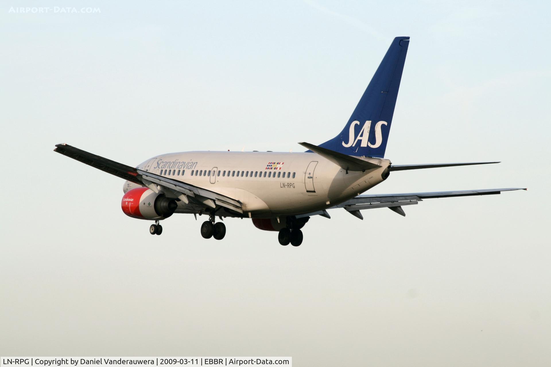 LN-RPG, 1999 Boeing 737-683 C/N 28310, several seconds before landing on rwy 25L