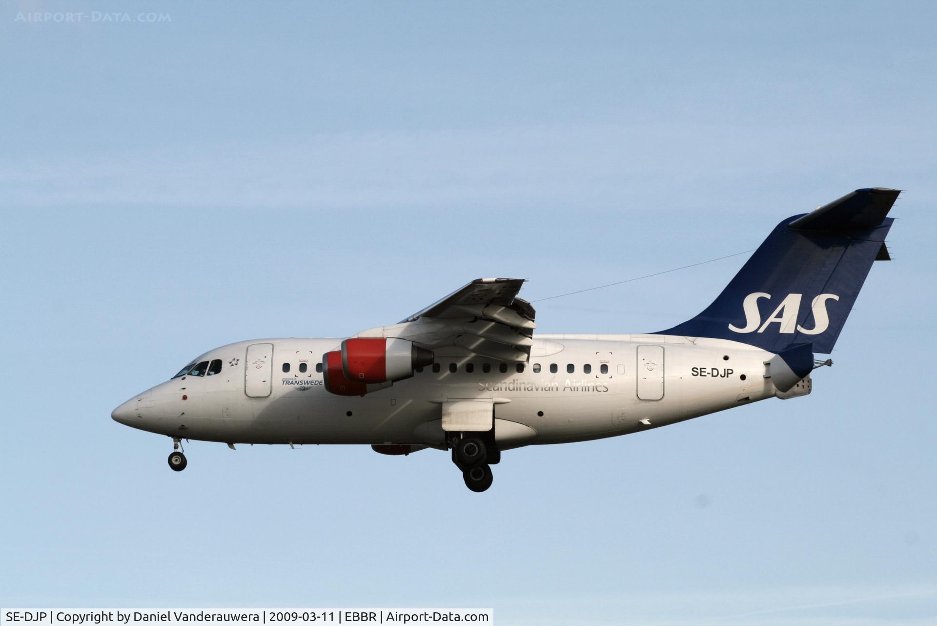 SE-DJP, 1994 British Aerospace Avro 146-RJ70 C/N E1254, descending to rwy 25L