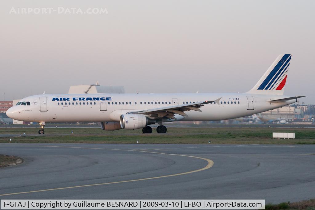 F-GTAJ, 2001 Airbus A321-211 C/N 1476, Preparing for take-off 32R.