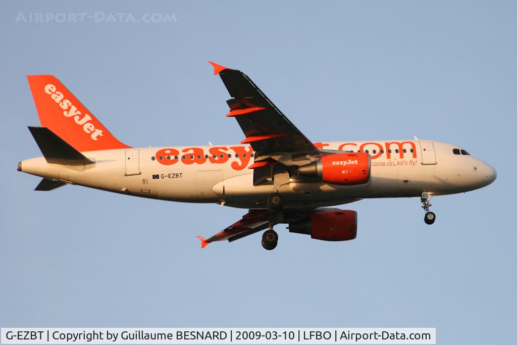 G-EZBT, 2007 Airbus A319-111 C/N 3090, Landing 32L