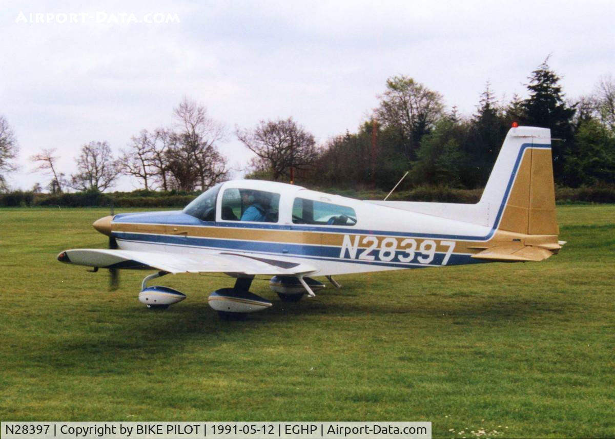 N28397, 1977 Grumman American AA-5B Tiger C/N AA5B0589, TAXYING PAST THE CLUB HOUSE