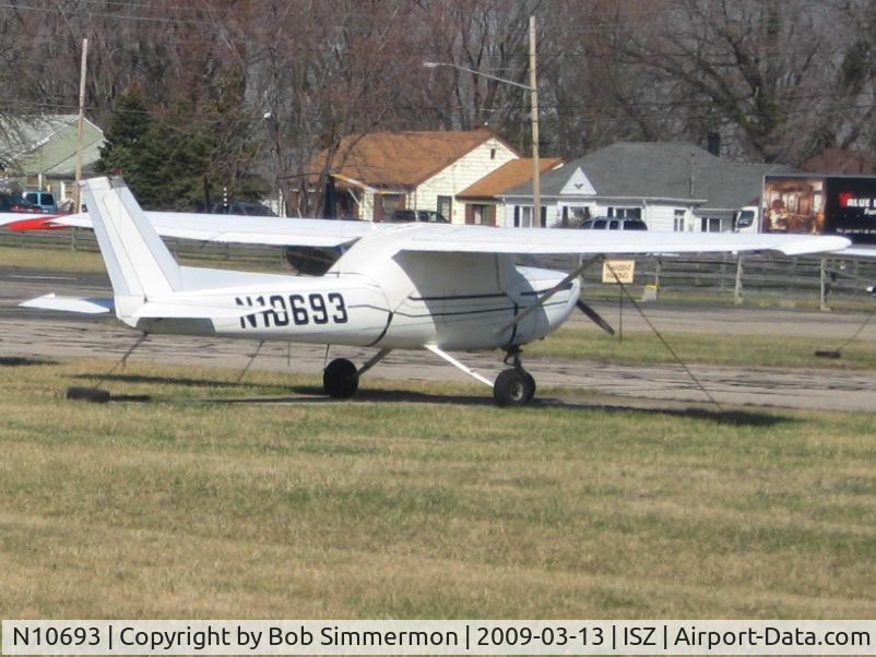 N10693, 1973 Cessna 150L C/N 15074978, On the ramp at Cincinnati Blue Ash