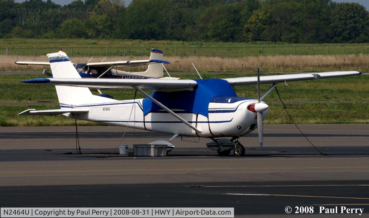 N2464U, 1963 Cessna 172D C/N 17250064, Looks to be a quiet day for her