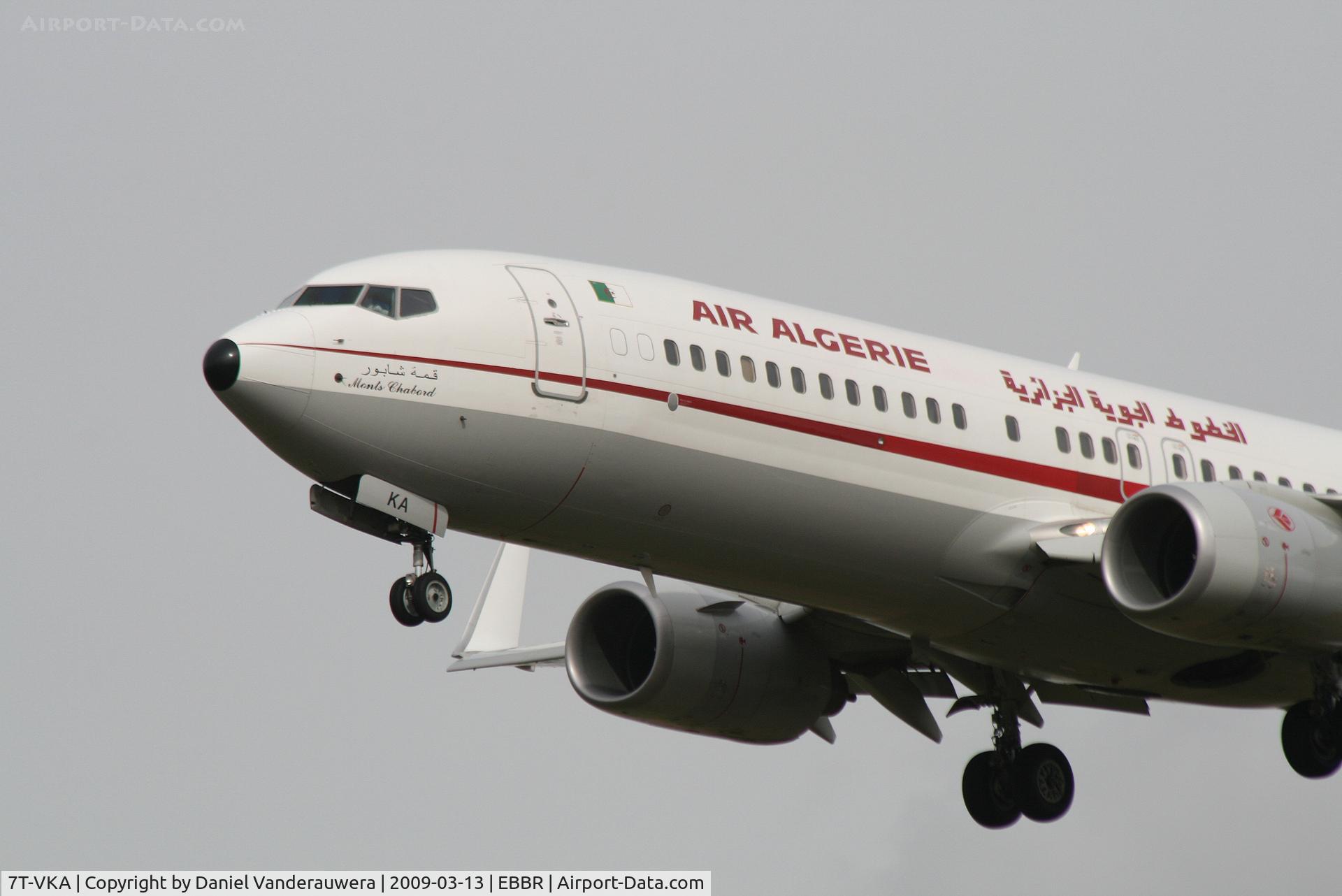 7T-VKA, 2005 Boeing 737-8D6 C/N 34164, arrival of flight AH2060 to rwy 25L