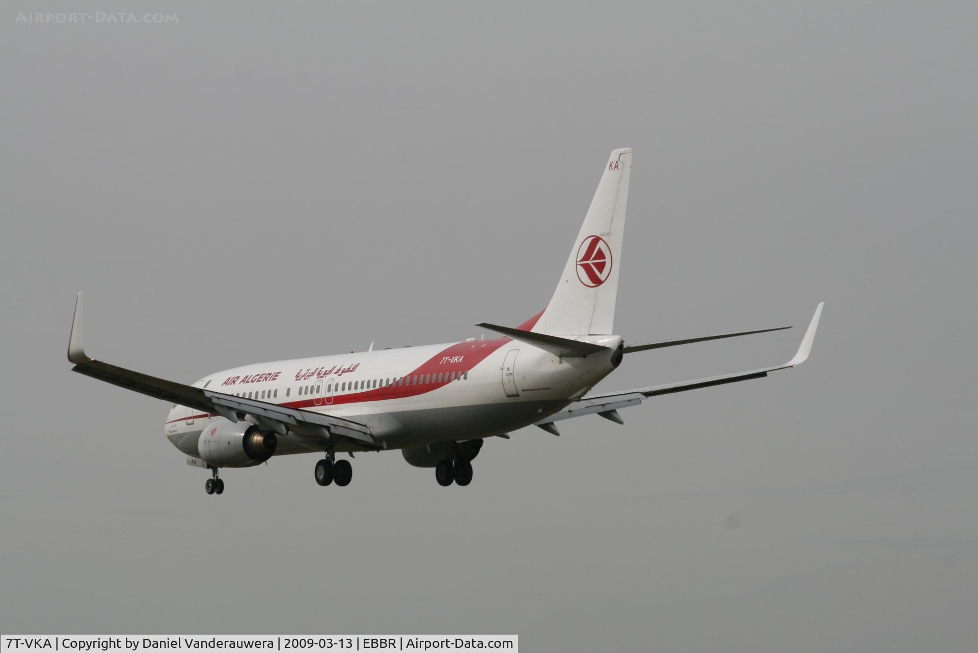 7T-VKA, 2005 Boeing 737-8D6 C/N 34164, flight AH2060 is descending to rwy 25L