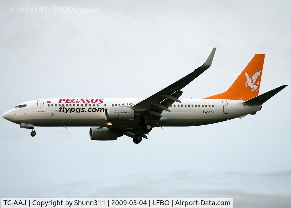 TC-AAJ, 2009 Boeing 737-82R C/N 35702, Landing rwy 32L