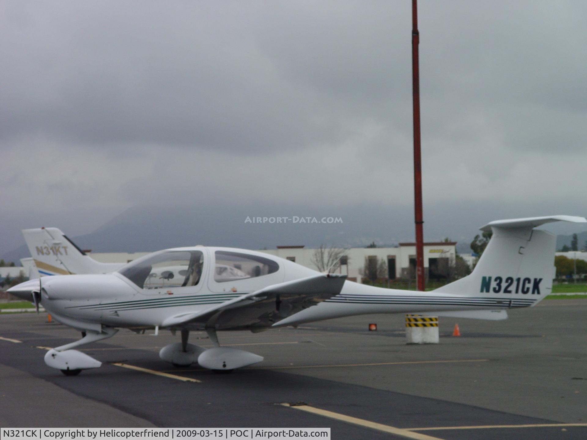 N321CK, 2004 Diamond DA-40 Diamond Star C/N 40.414, Parked in transient parking