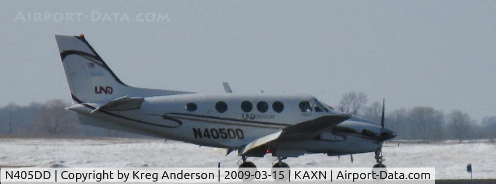 N405DD, Raytheon Aircraft Company C90A C/N LJ-1748, Taxiing to runway 13.