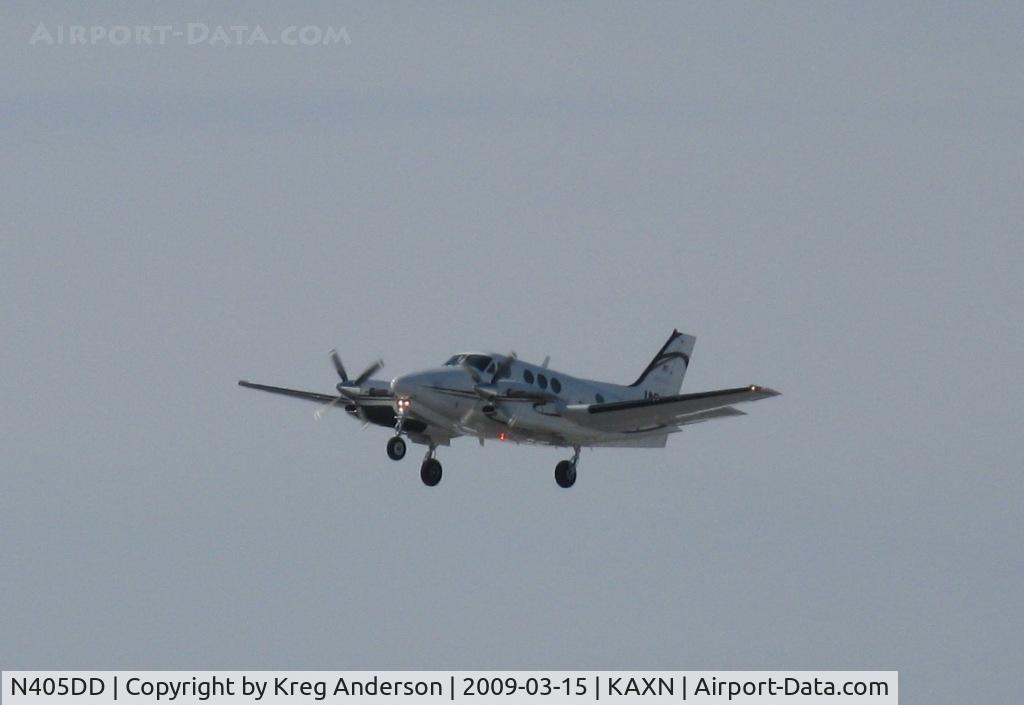 N405DD, Raytheon Aircraft Company C90A C/N LJ-1748, Right after rotation.