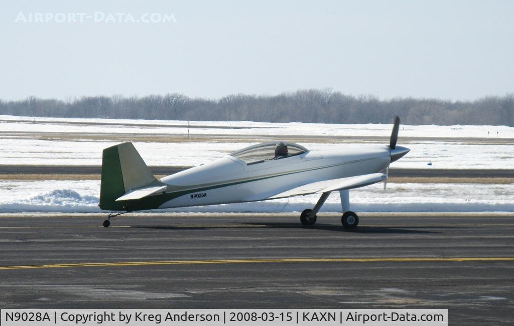 N9028A, 2000 Harmon F-1 Rocket C/N 88, Taxiing to rwy 13.