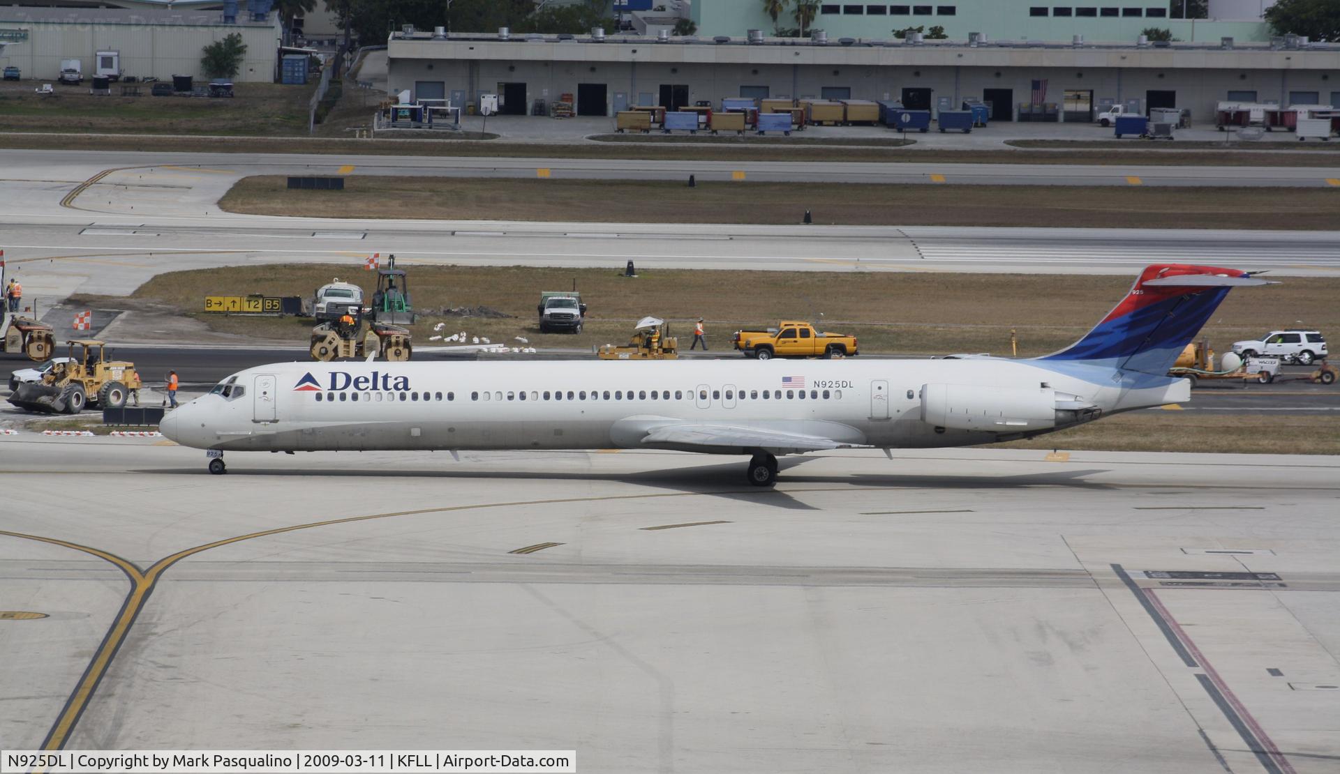 N925DL, 1988 McDonnell Douglas MD-88 C/N 49712, MD-88