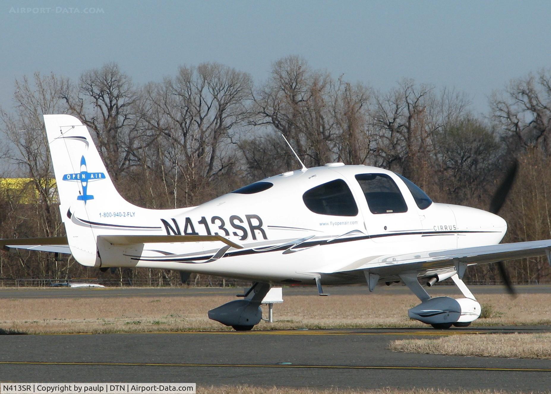 N413SR, 2006 Cirrus SR22 C/N 1936, Holding short of 14 waiting on landing traffic at the Shreveport Downtown airport.