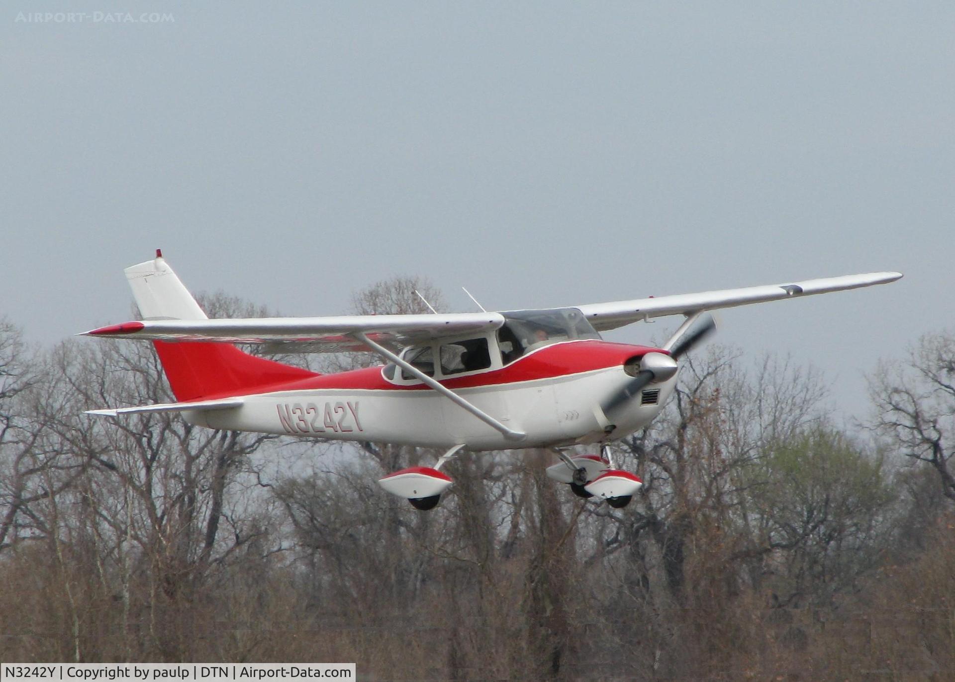 N3242Y, 1962 Cessna 182E Skylane C/N 18254242, Landing on runway 14 at the Shreveport Downtown airport.