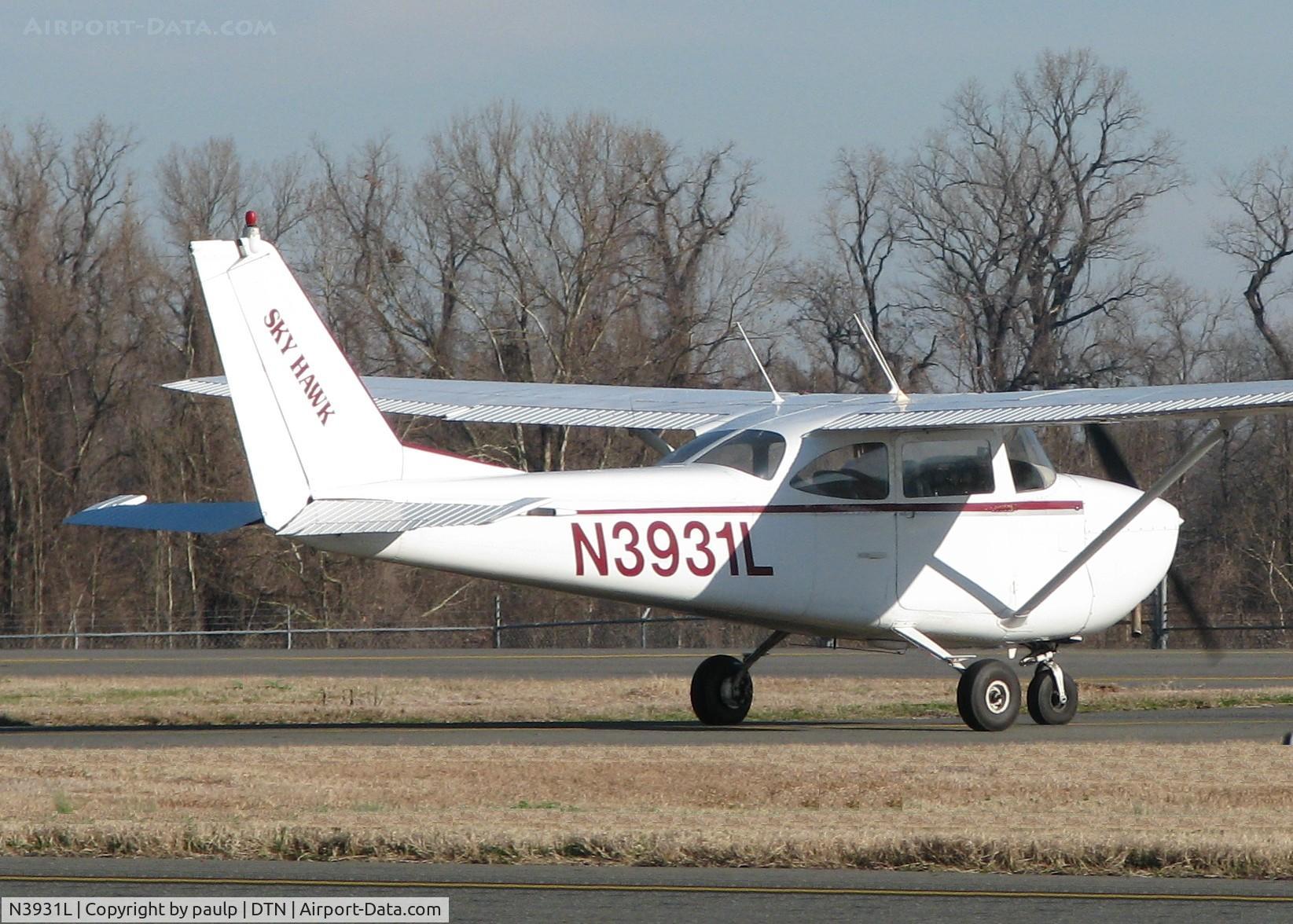 N3931L, 1965 Cessna 172G C/N 17254100, Holding short of 14 waiting on landing traffic at the Shreveport Downtown airport.