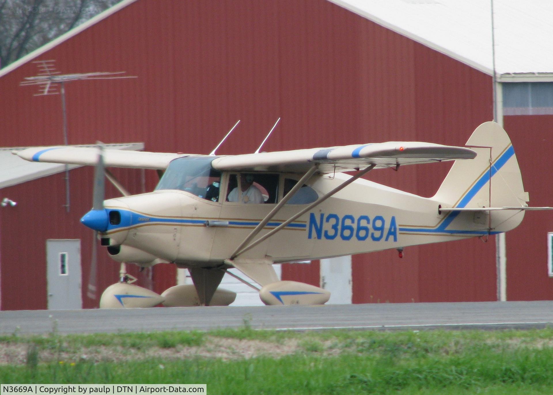 N3669A, 1953 Piper PA-22-135 Tri-Pacer C/N 22-1928, Taxiing after landing at the Shreveport Downtown airport.