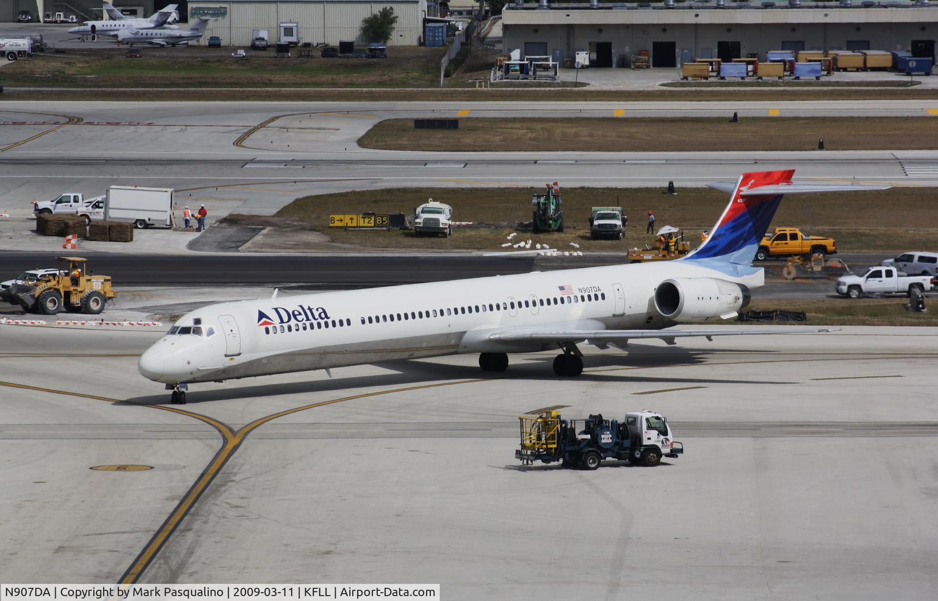 N907DA, 1995 McDonnell Douglas MD-90-30 C/N 53387, MD-90