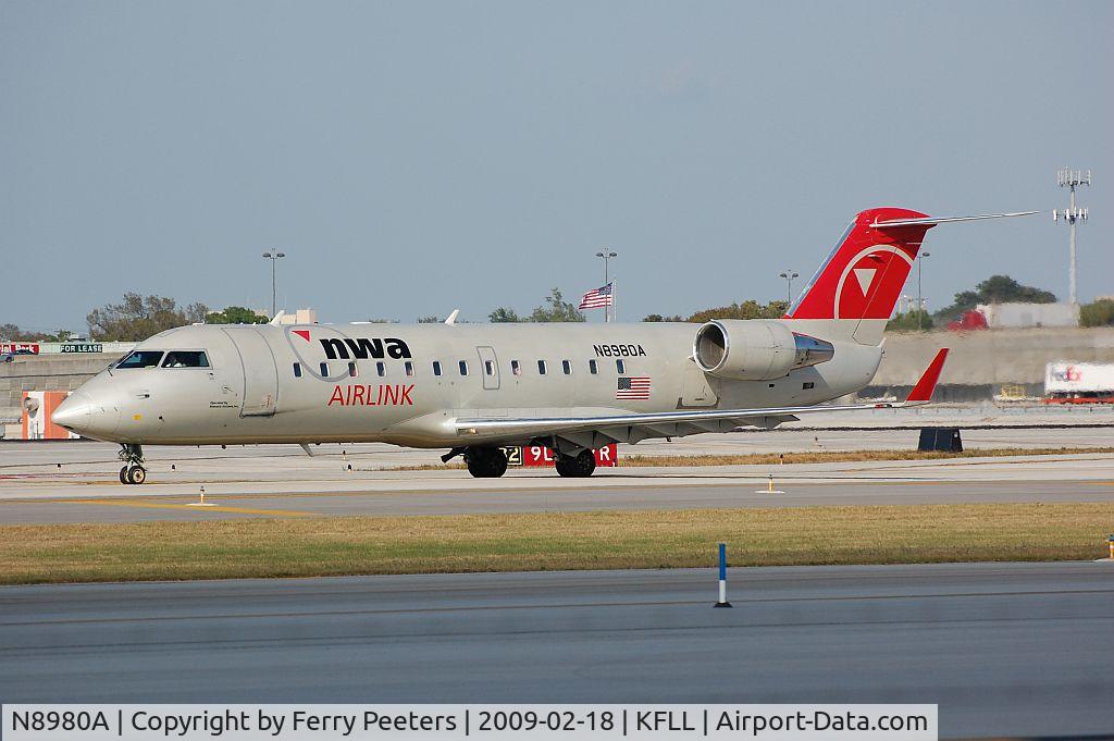 N8980A, 2004 Bombardier CRJ-200 (CL-600-2B19) C/N 7980, Taxying fot take-off at FLL