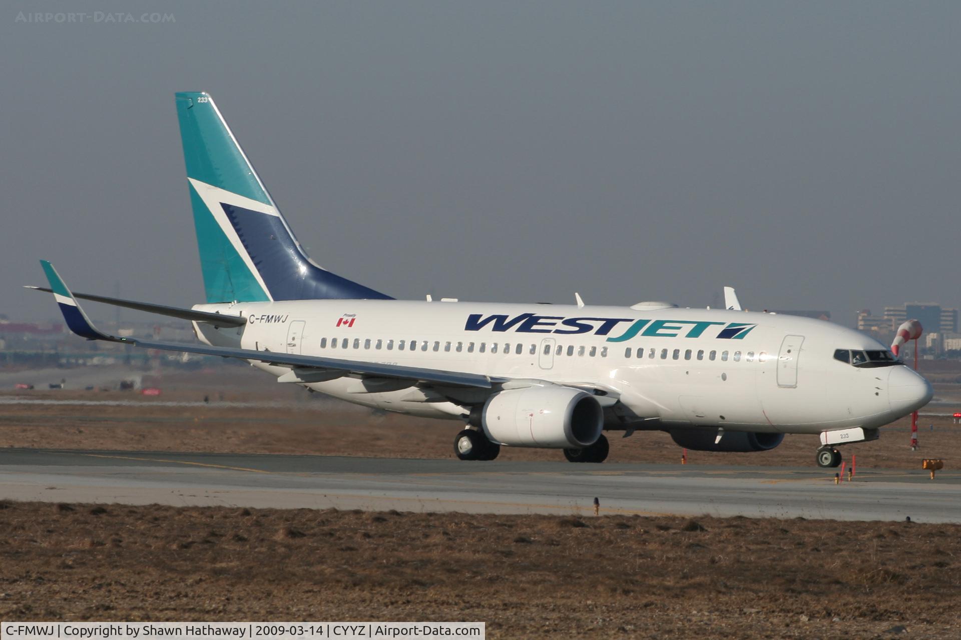 C-FMWJ, 2005 Boeing 737-7CT C/N 32771, Taxing to Runway 33R