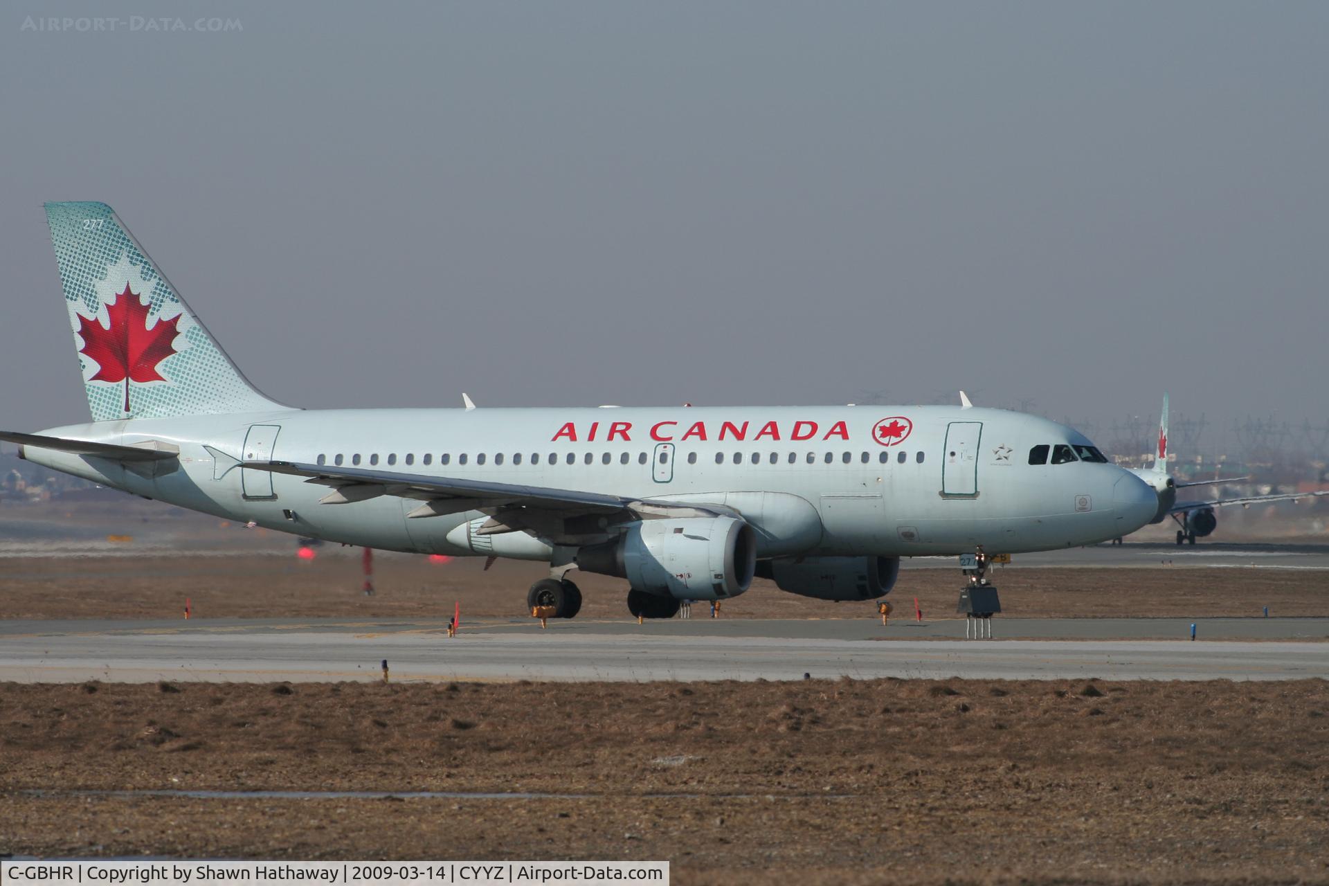 C-GBHR, 1998 Airbus A319-114 C/N 785, Taxing to Runway 33R